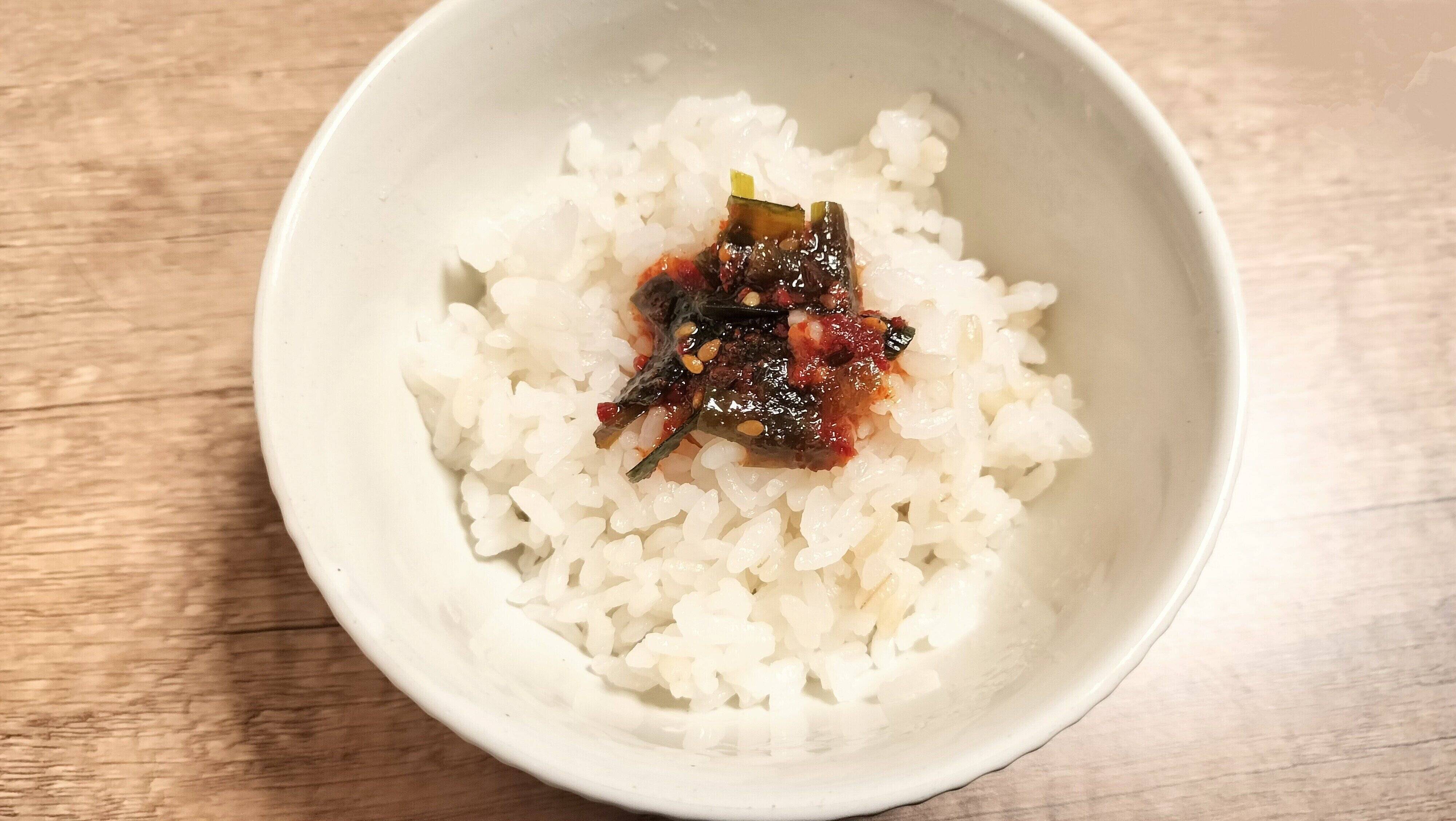 ごはんにニラだれをのせる