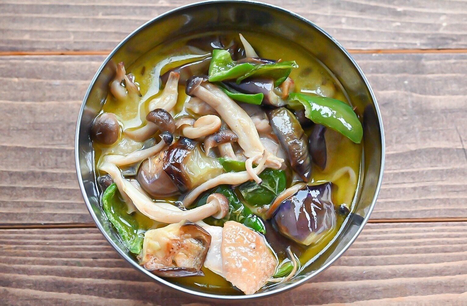 シルバーの皿に盛られたグリーンカレー