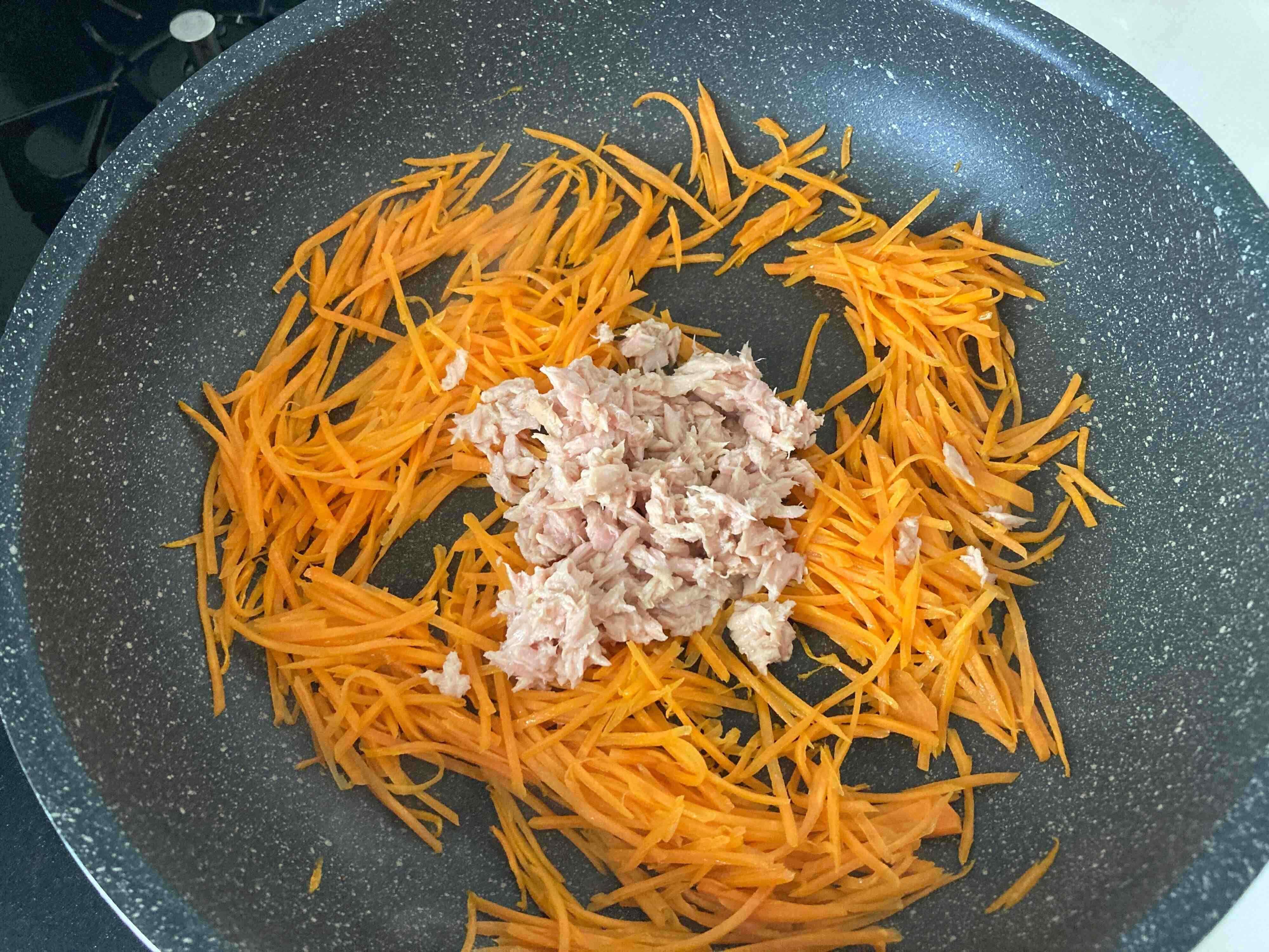 炒めたにんじんにツナをツナを加えた