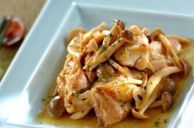 鶏とシメジのポン酢バター炒め