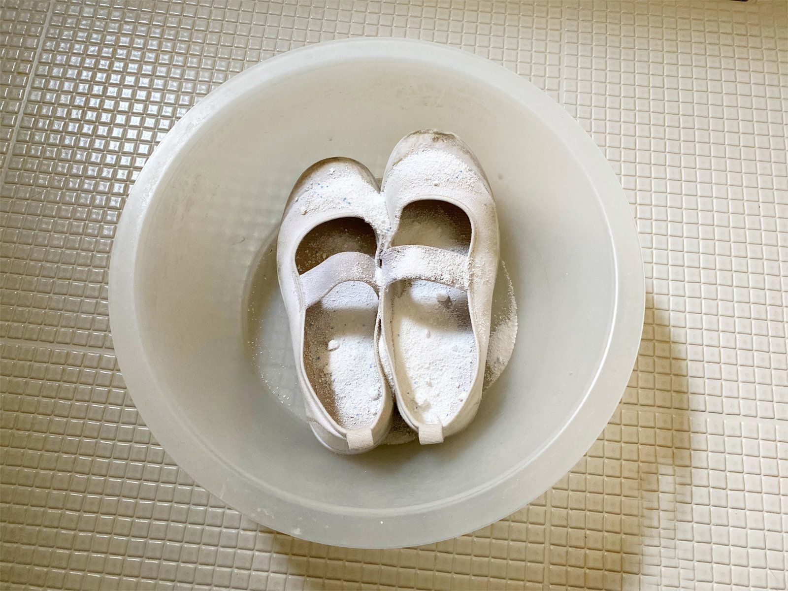 家事の裏ワザ 上履きを真っ白に洗う方法 サンキュ