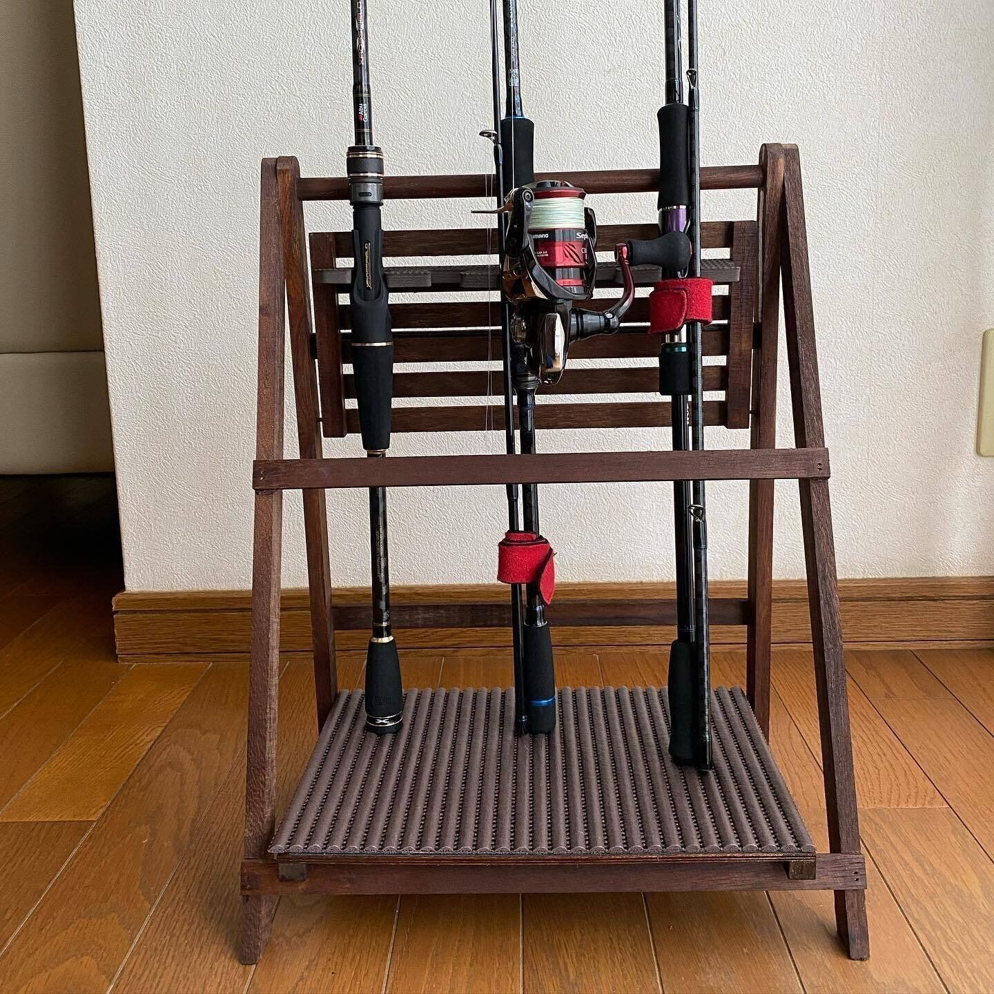 【ダイソー】ダイソーの「折り畳みラック」を活用して釣具のスタンドに