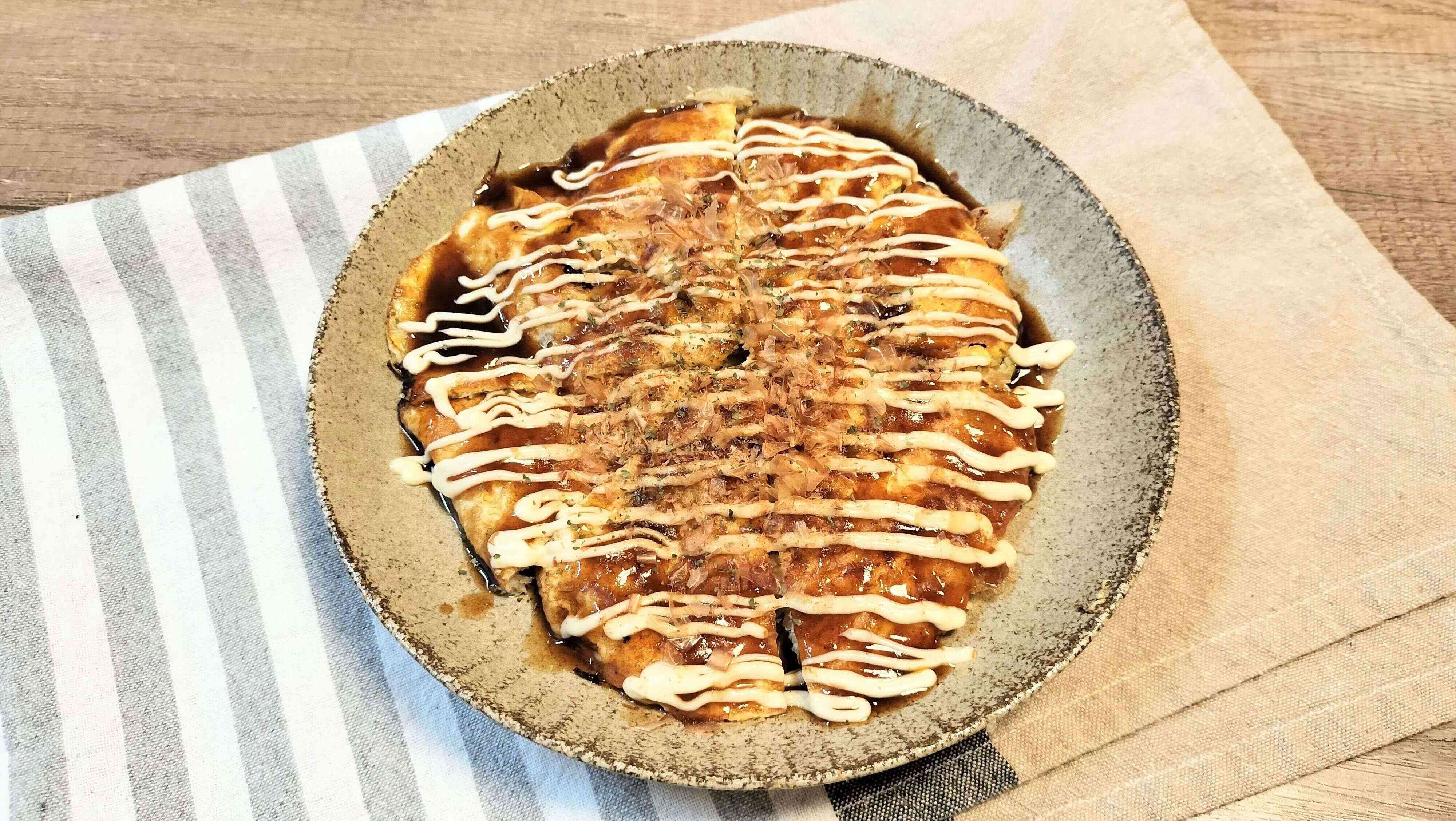 ソースとマヨネーズ、鰹節で仕上げる