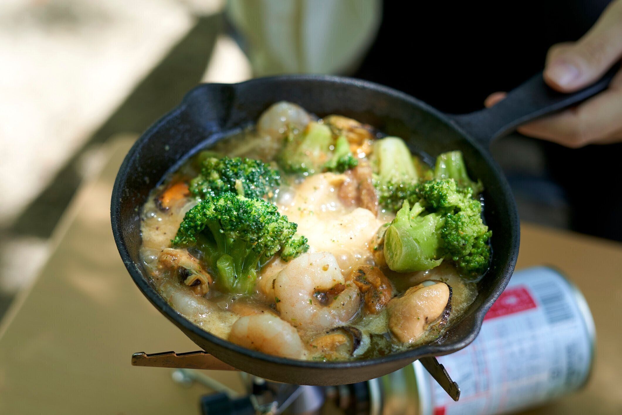 一人でキャンプを楽しむ若い日本人女性