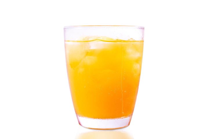 氷と絞りたてのオレンジジュース。クリッピングパスを持つ白い背景にガラスのジュース分離