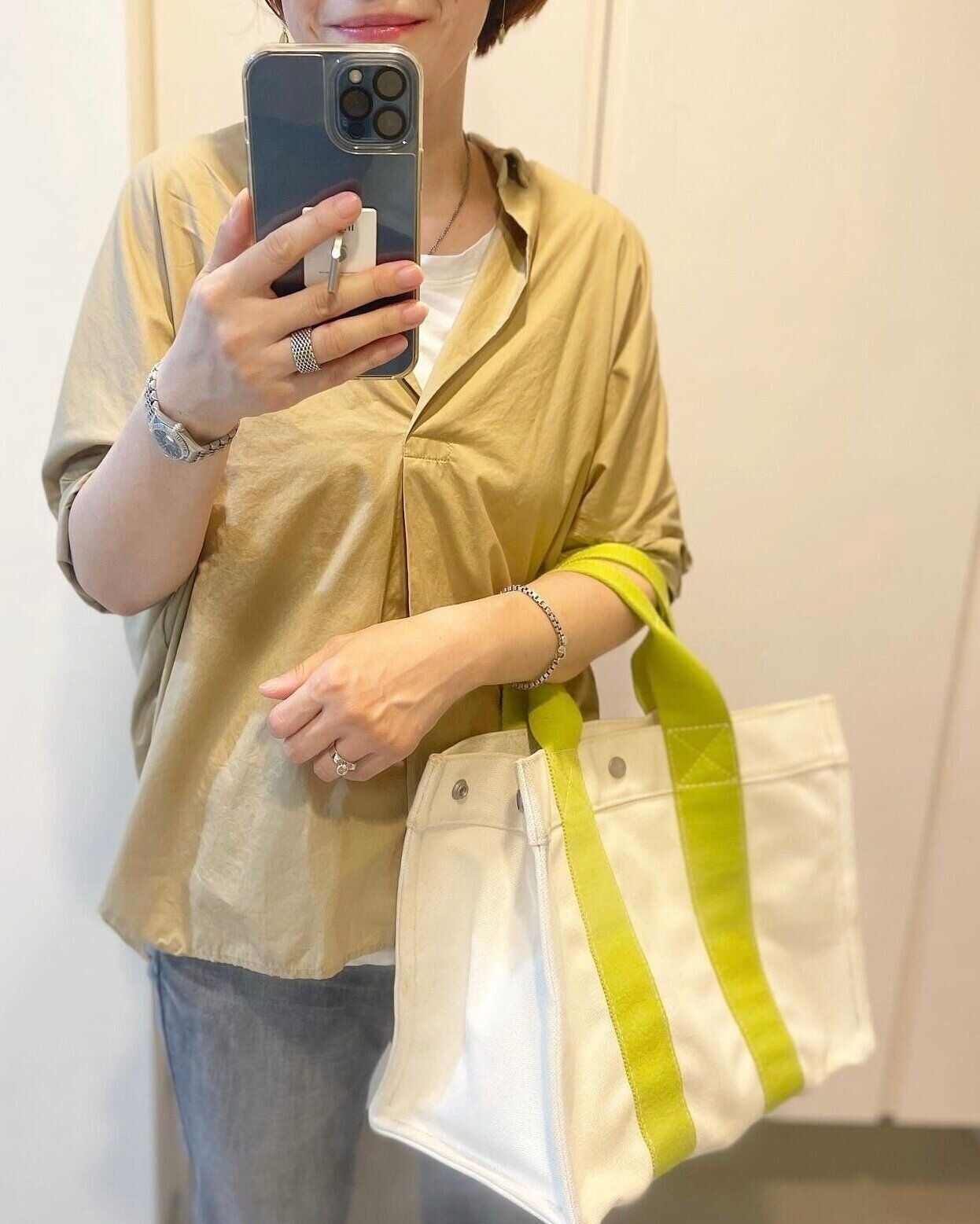 ベージュシャツ