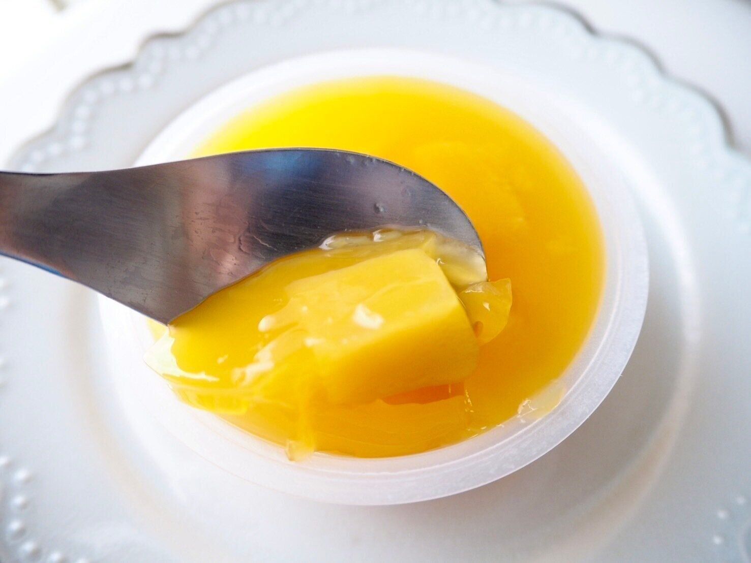 シャトレーゼ「フルーツのジュレ　マンゴー」スプーンのせ写真