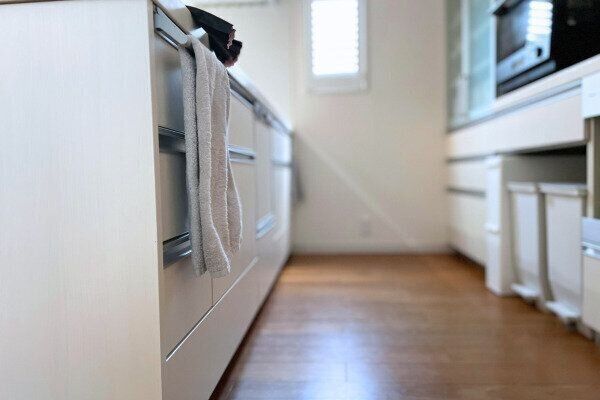 床に何も置いていないキッチン