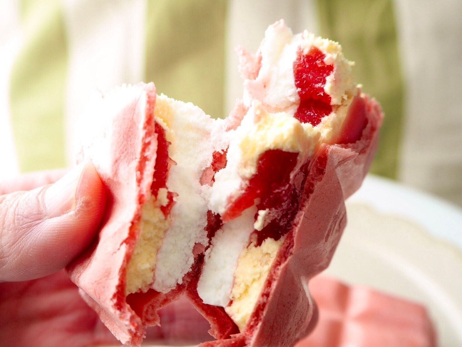 シャトレーゼ「DESSERTモナカ　ガトーフレーズ」断面写真