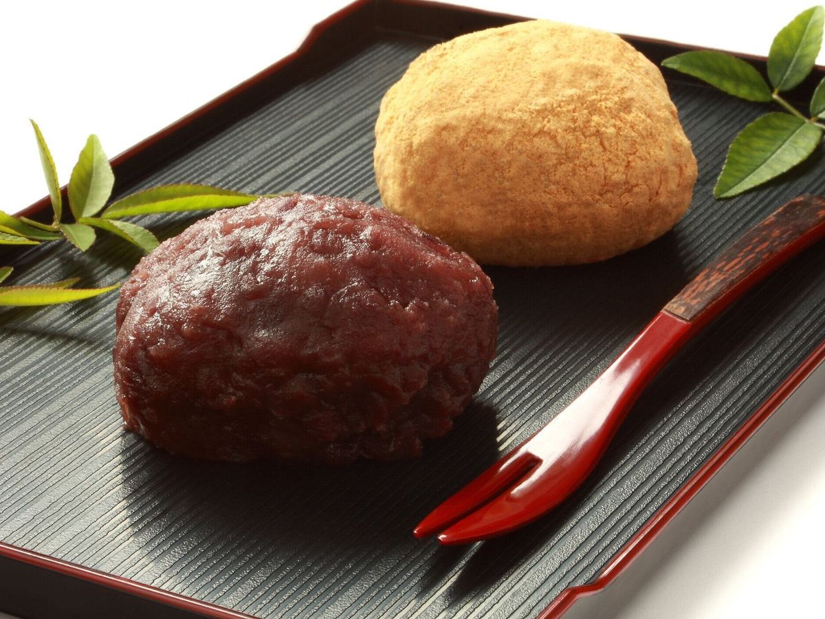 小豆または大豆粉でコーティングされたおにぎり、おはぎ