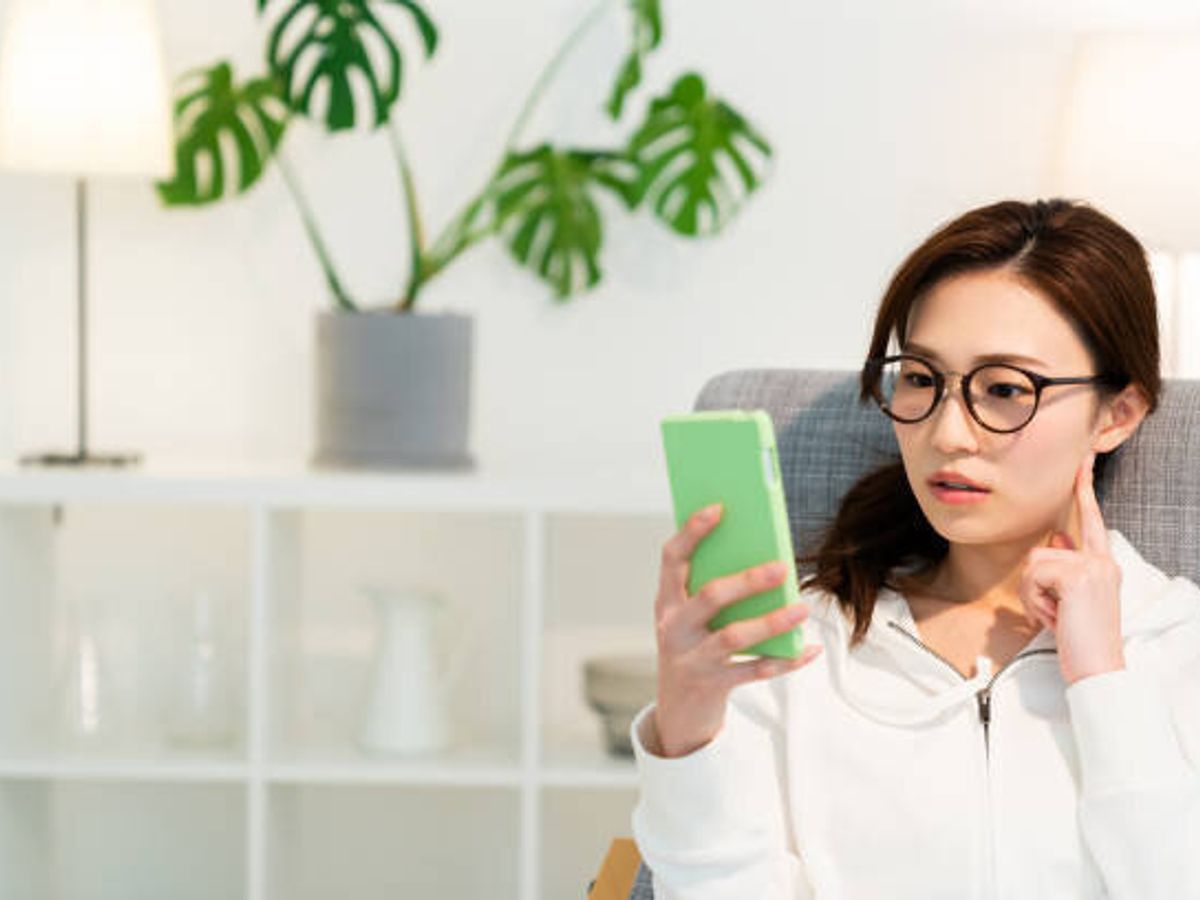 スマートフォンを見るためにアジアの女性は、考える、