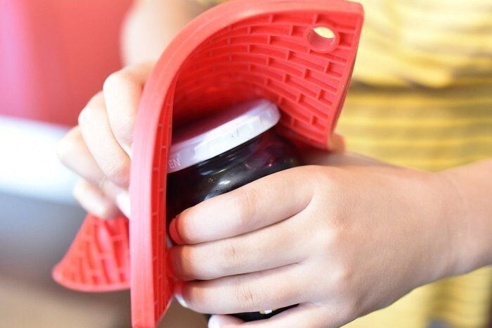 鍋敷き、鍋つかみ、そして蓋を開ける道具として使える3Wayアイテム