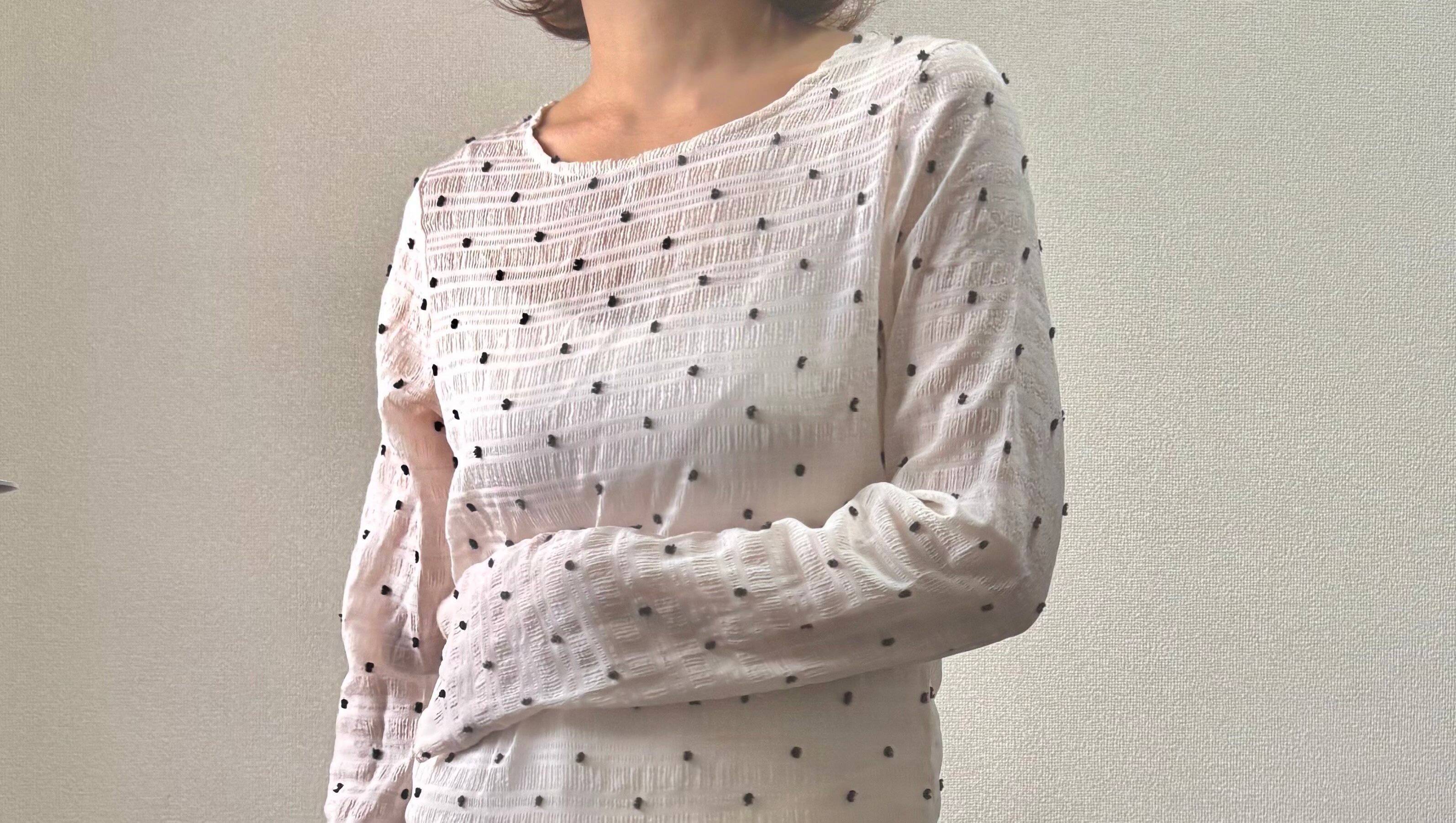 ドットのトップスの首元アップ