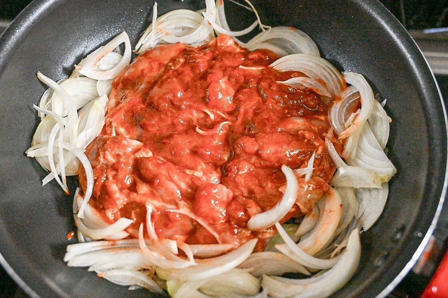 フライパンに入った加熱前のケイジャンチキン