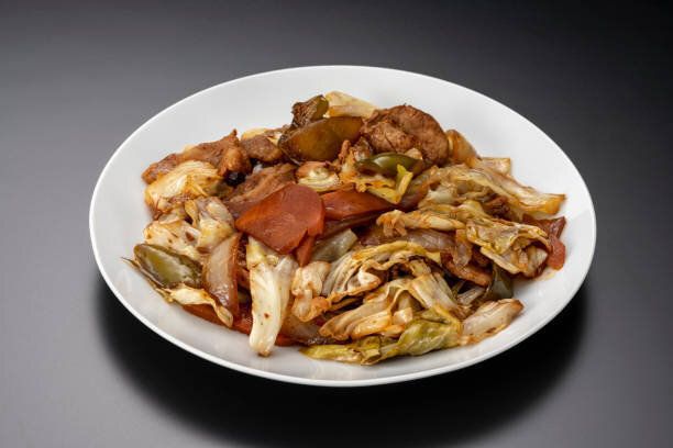 黒い背景に2回調理された豚肉