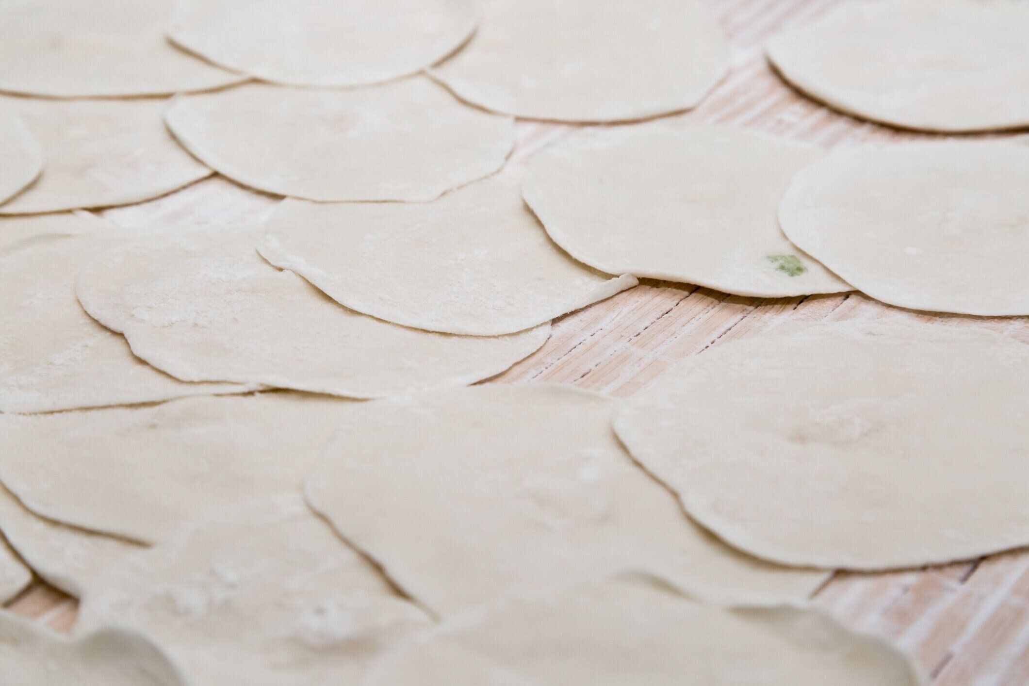 ボードビュー上の手作りの中国の伝統的な食品餃子ラッパー