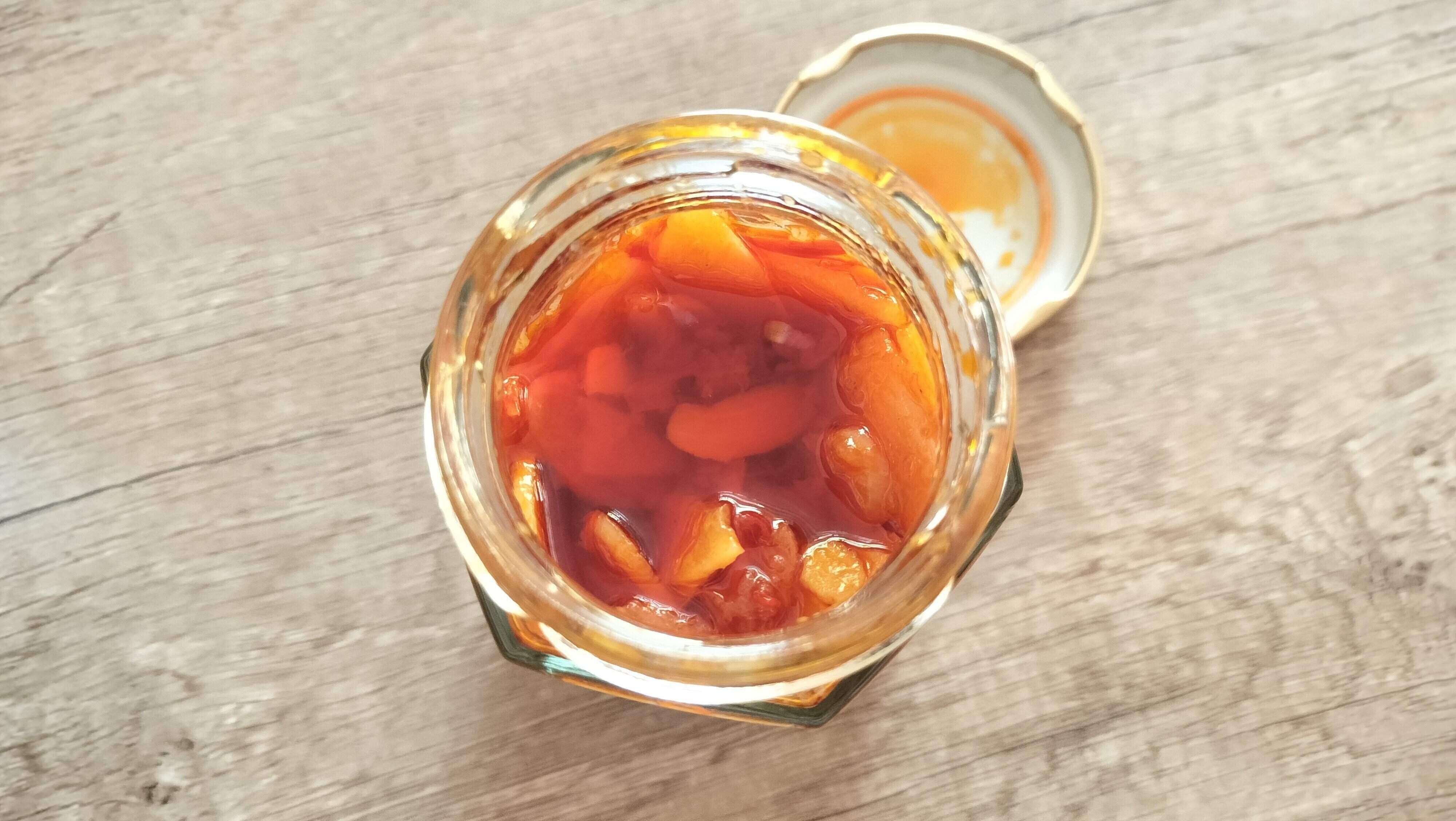 蓋をあけた様子の梅にんにく辣油