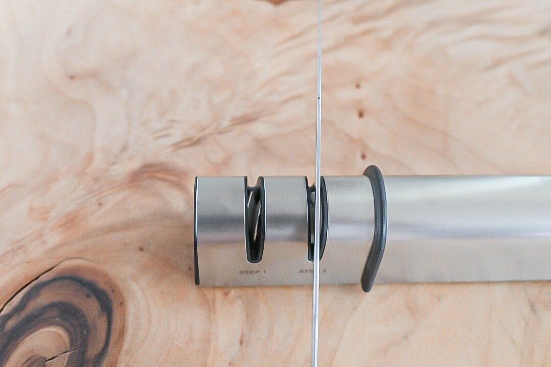 包丁を研いでいるところ