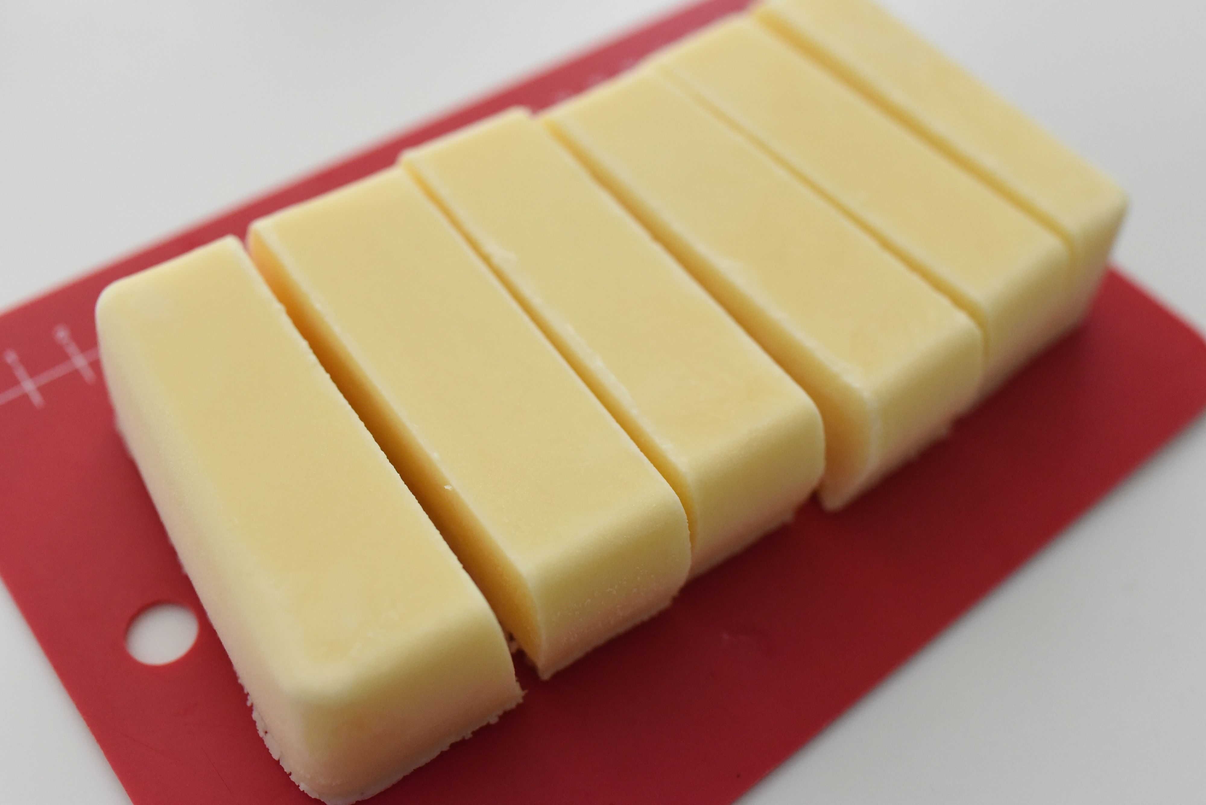 凍ったままのケーキを温めた包丁で切ると、断面がきれいに切れます。