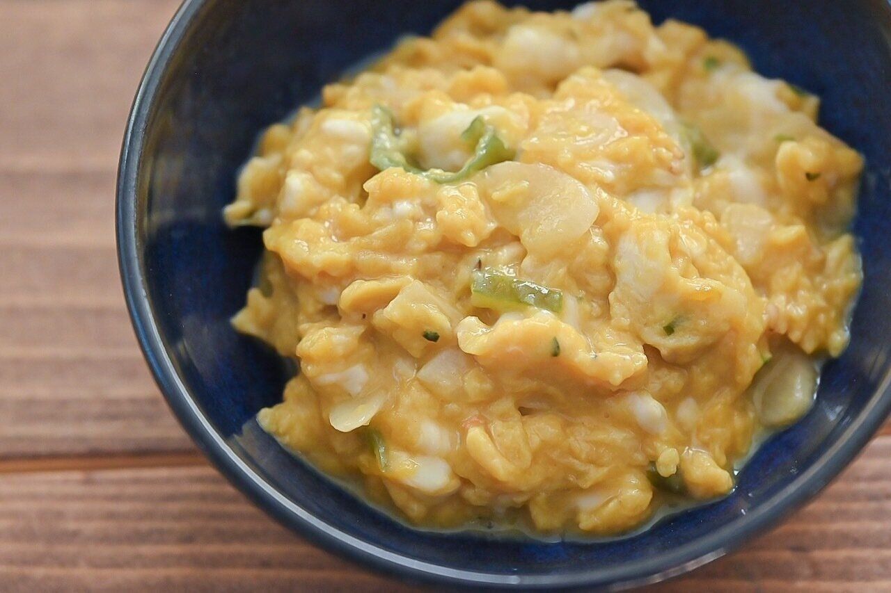 青い皿に盛られたたまご炒め