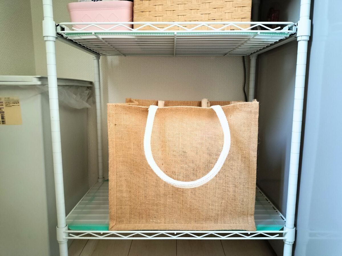 キッチンのラックに置かれたジュートマイバッグ