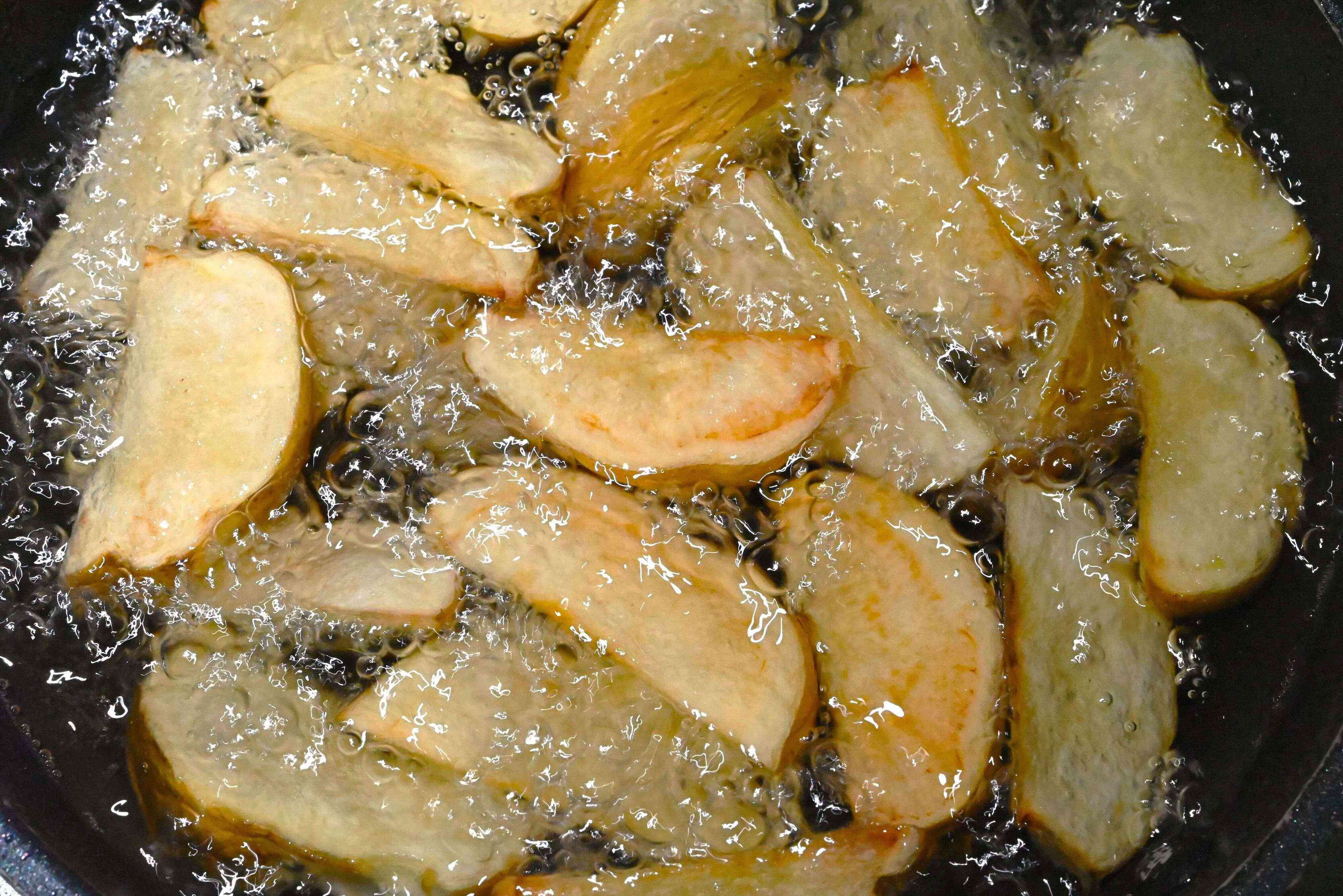 揚げ油に入ったポテト