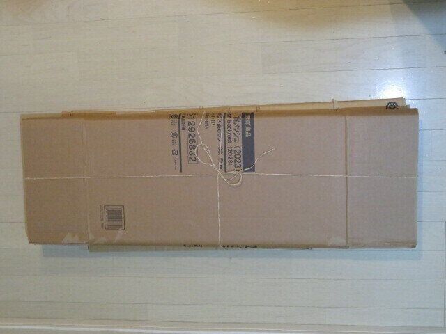 ダンボールを麻ひもでしばる