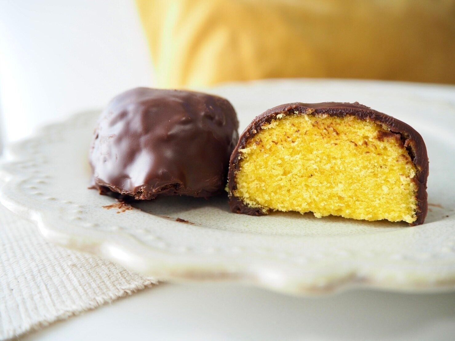 シャトレーゼ「ショコラケーキ 鳴門金時」断面写真