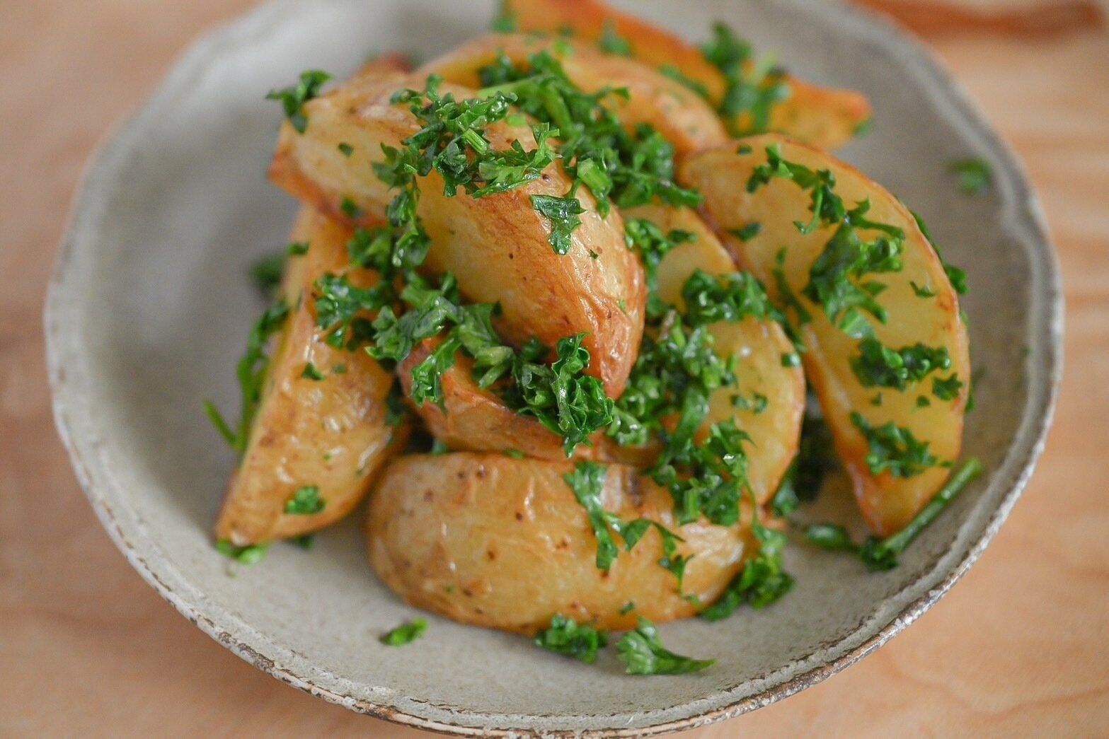 皿に盛られたアンチョビポテト