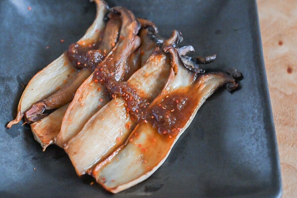 皿にのったグリルエリンギ