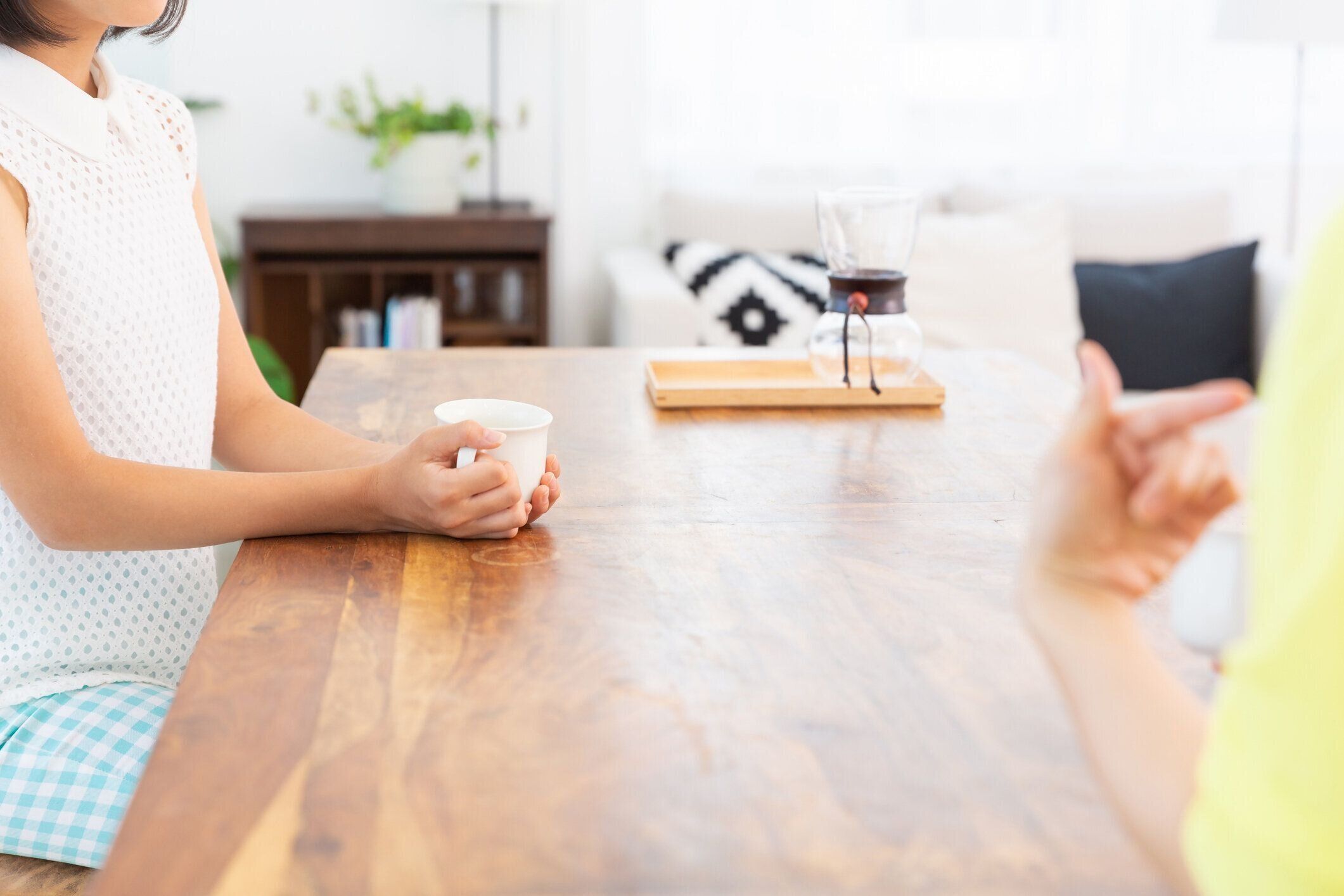 リラックスしている親と女の子