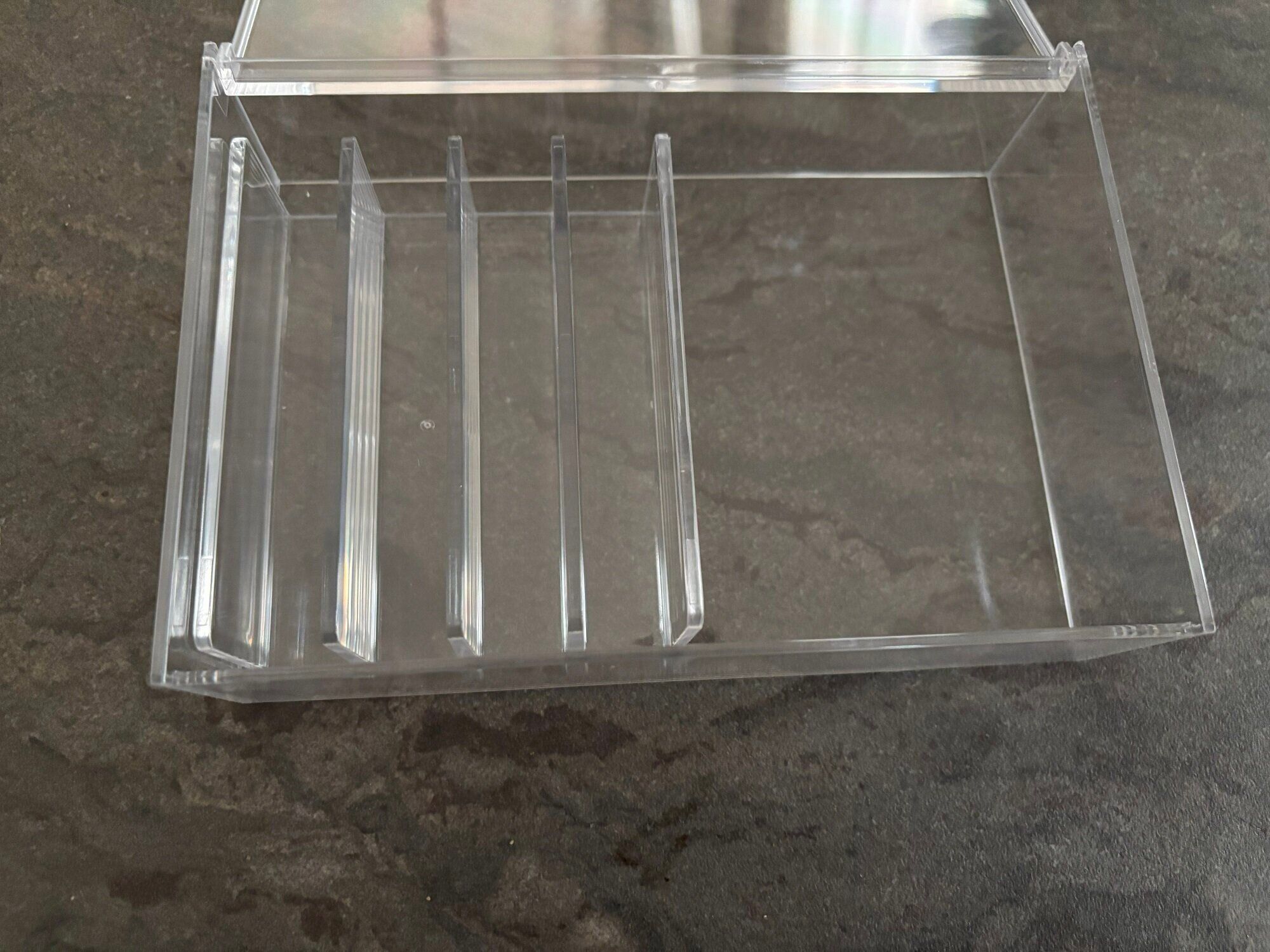 【セリア】ケーブル、タブレットなど置き場所に困るアイテムを一発解決！2種類の「仕切りスタンド」でごちゃつきがちなポイントのスッキリが叶う