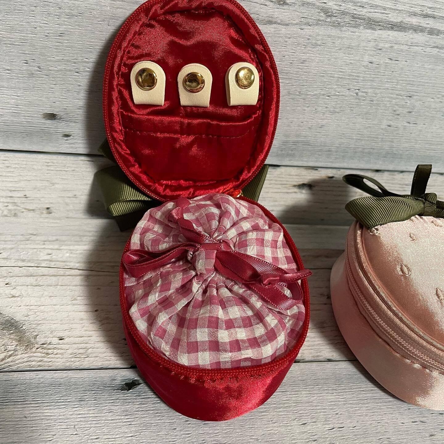 選べないほどかわいい「イチゴモチーフアクセサリーケース」