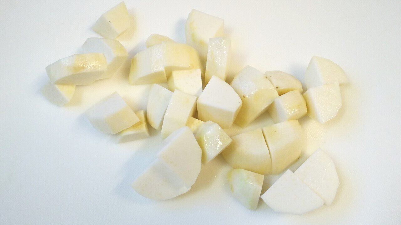 里芋を食べやすい大きさに切る