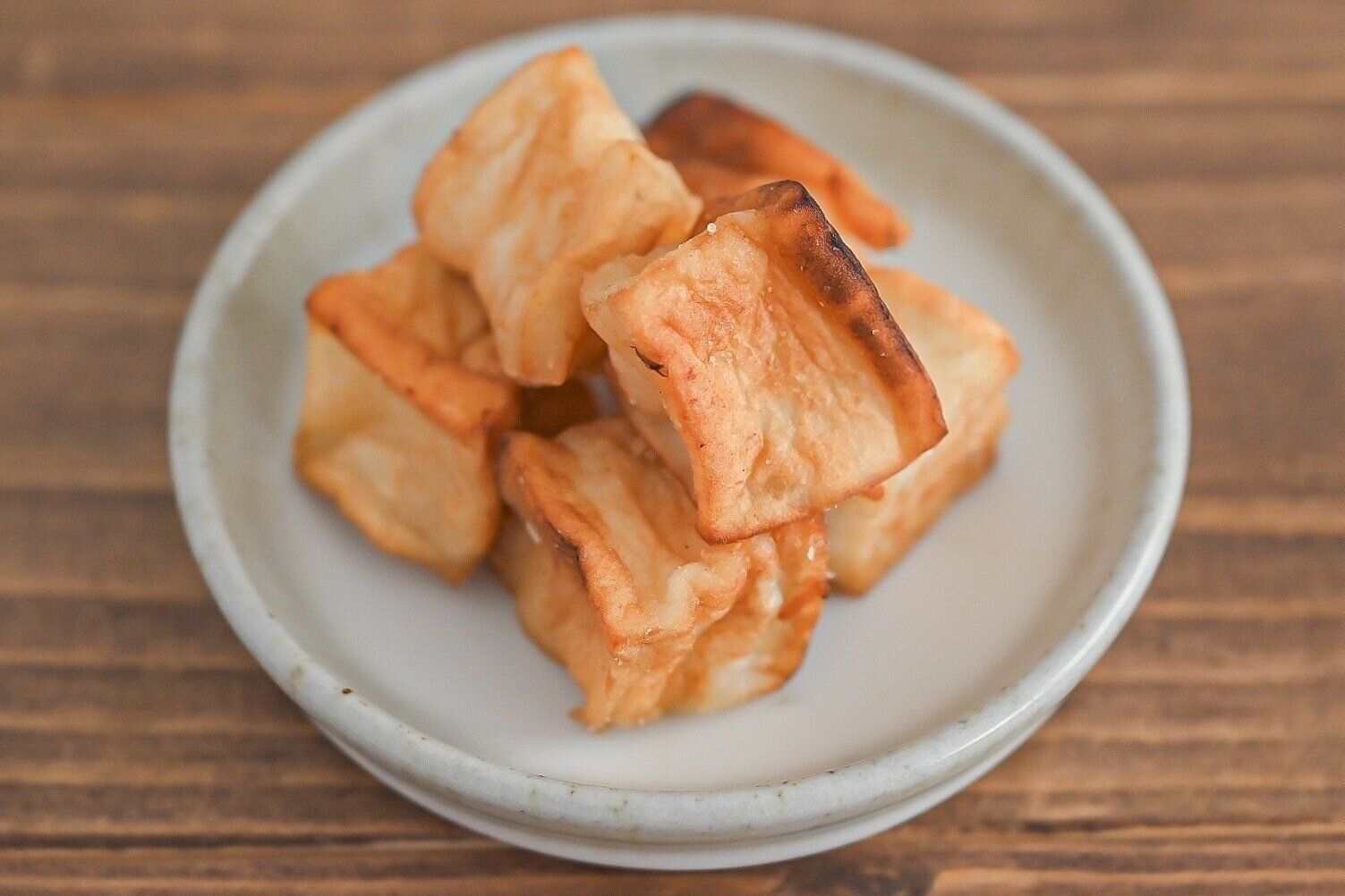 皿に盛られたおつまみはんぺん