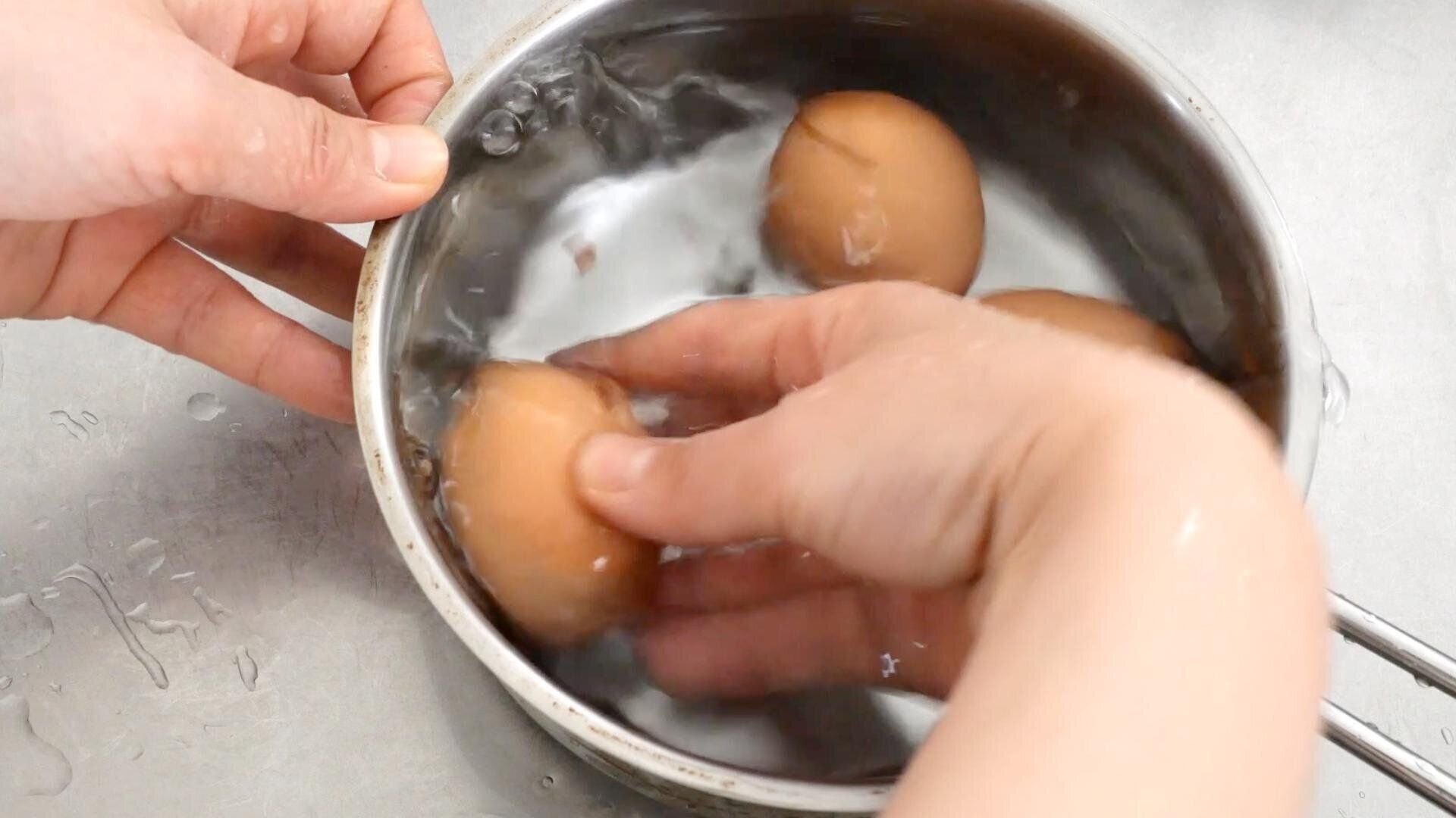 まず、鍋にたっぷりの水をはります。