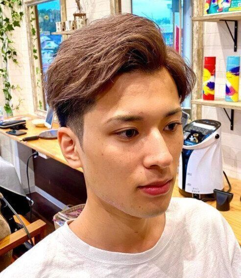 男性におすすめの髪型ツーブロック。ツーブロックにハイトーンカラーが個性を引き出すオフィスヘア