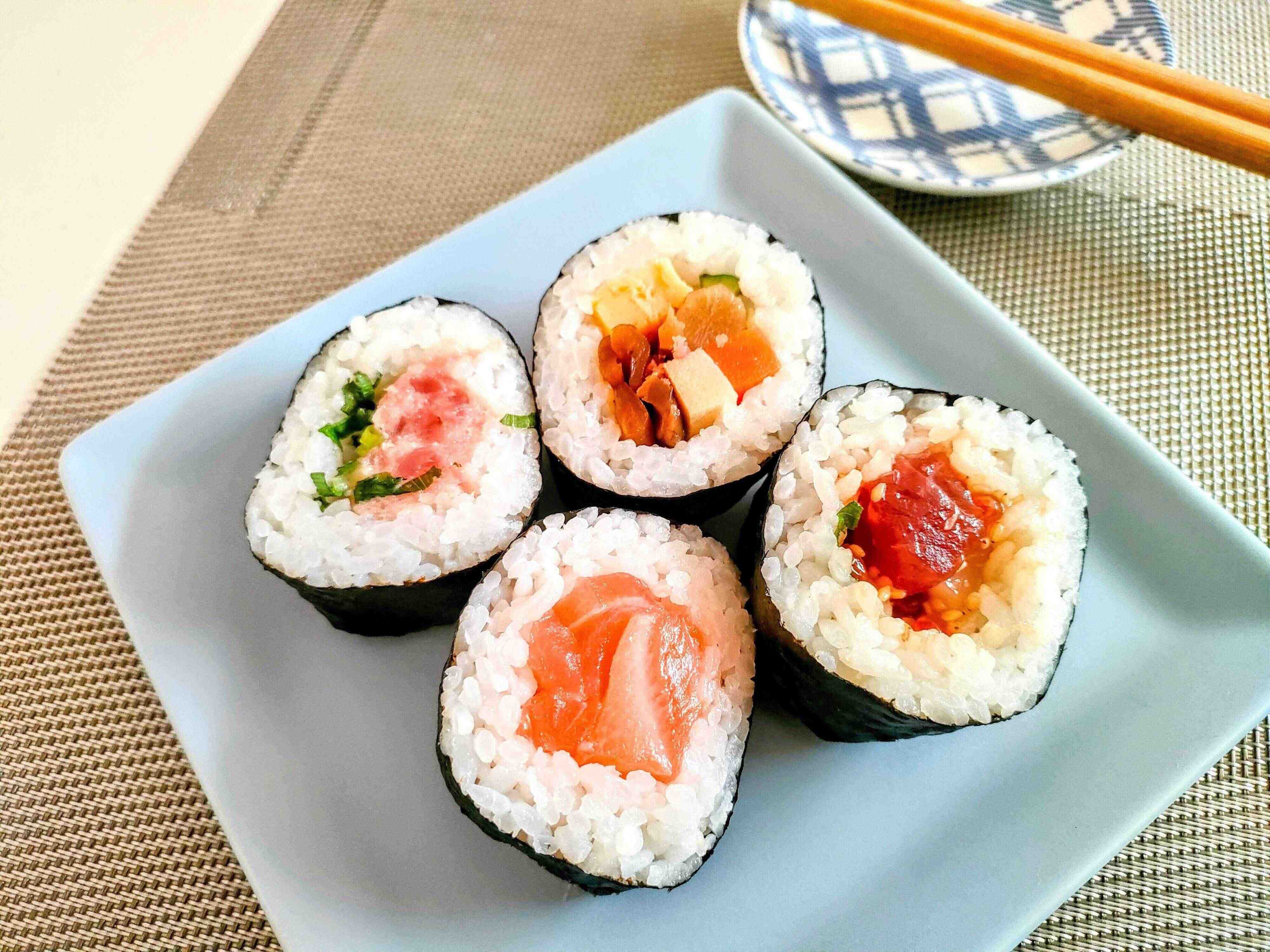 ネギトロ、サーモン、マグロ、いろいろな具材