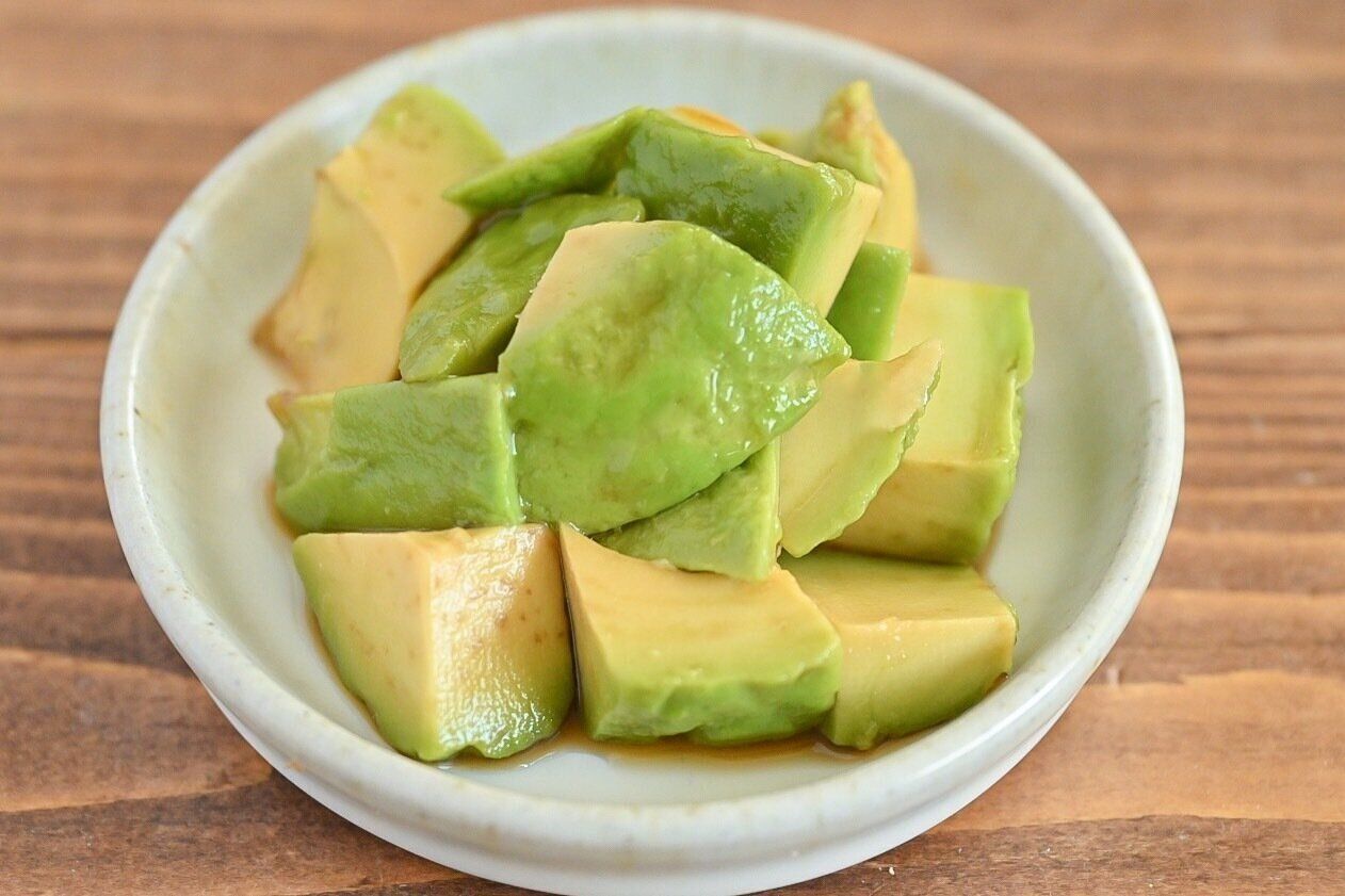 白い皿に盛られたアボカドのめんつゆ漬け