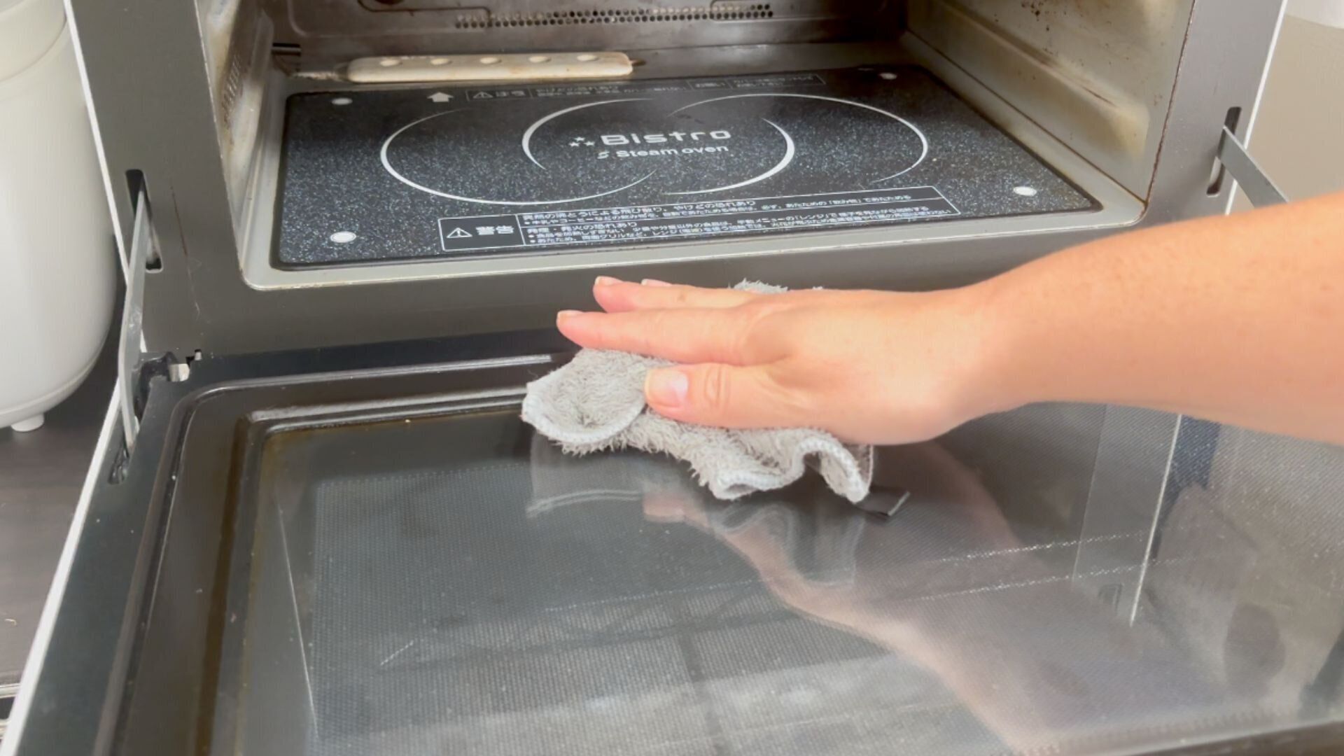 クロスで拭き取る