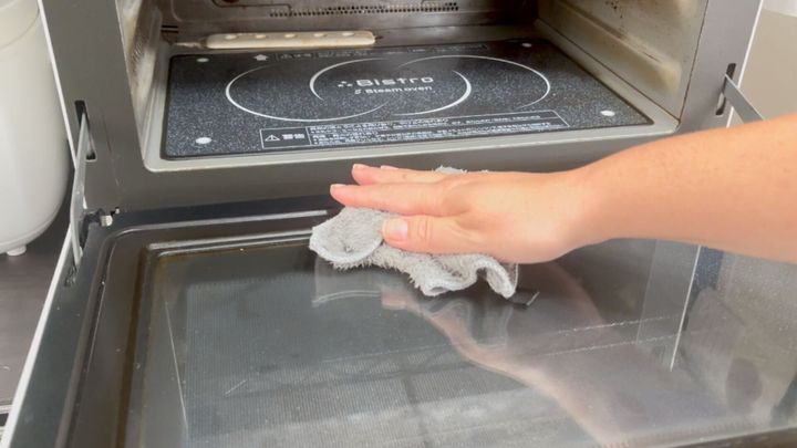 クロスで拭き取る