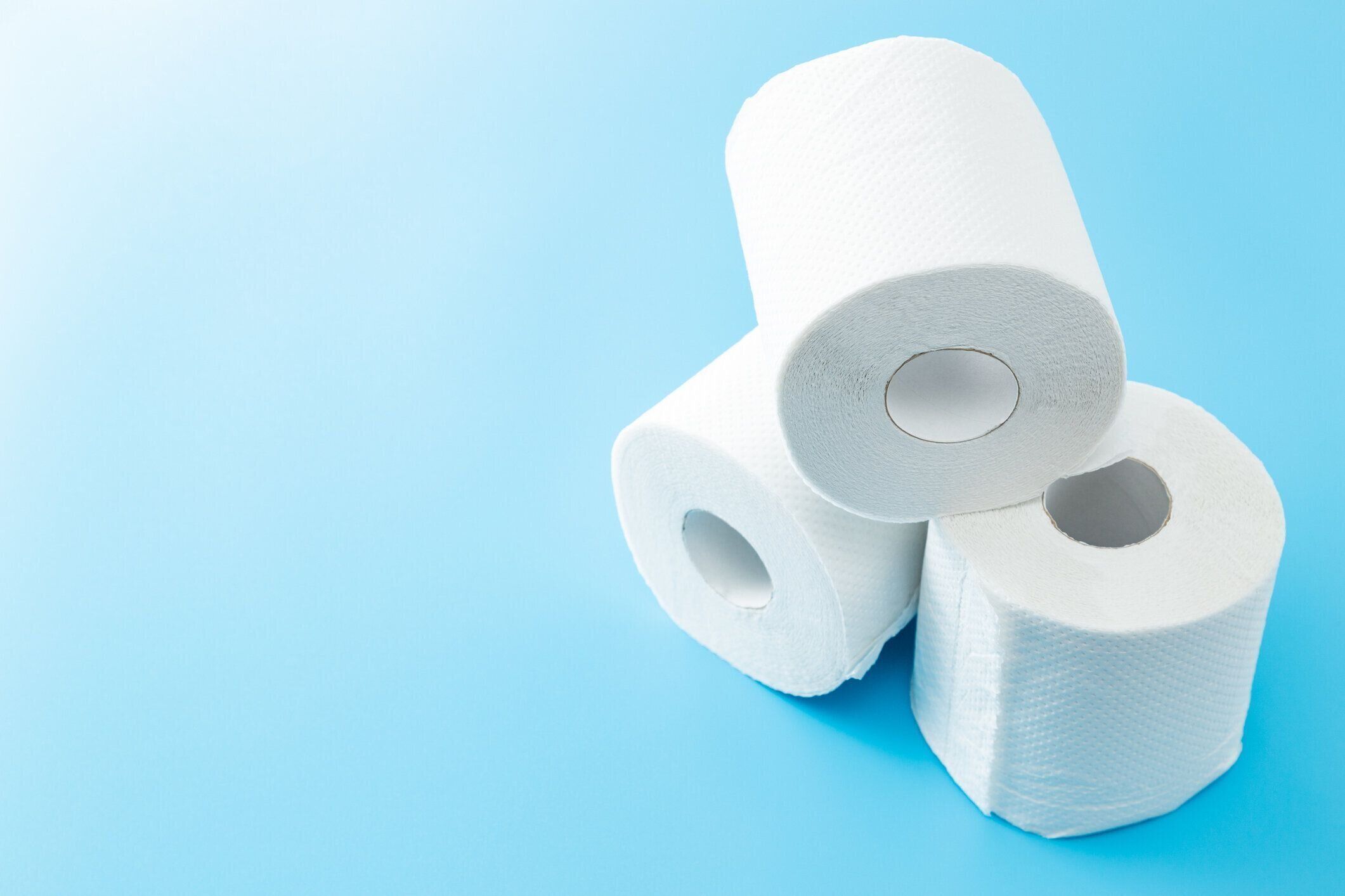 青い背景にトイレットペーパー。