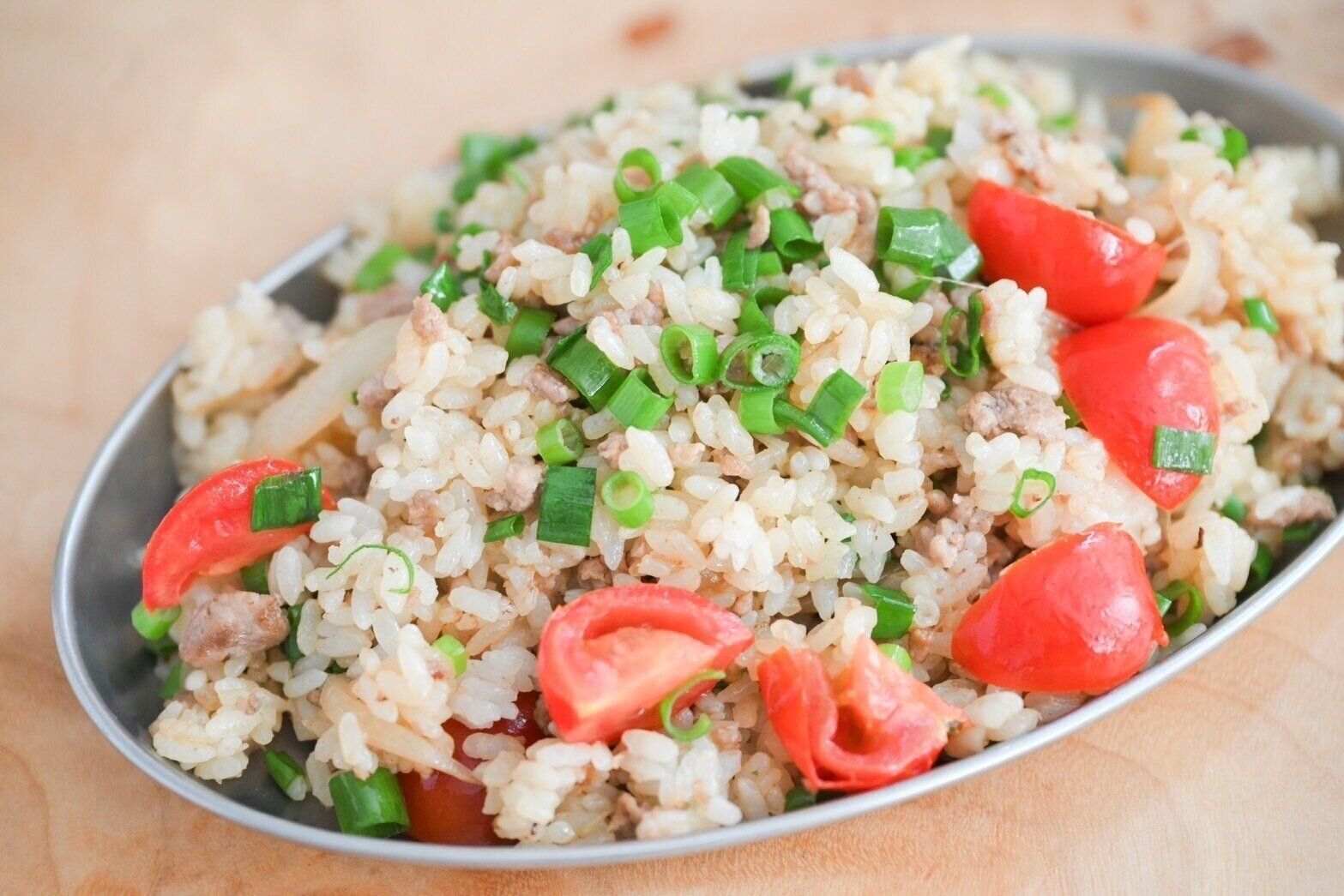 皿に盛られたタイ風チャーハン