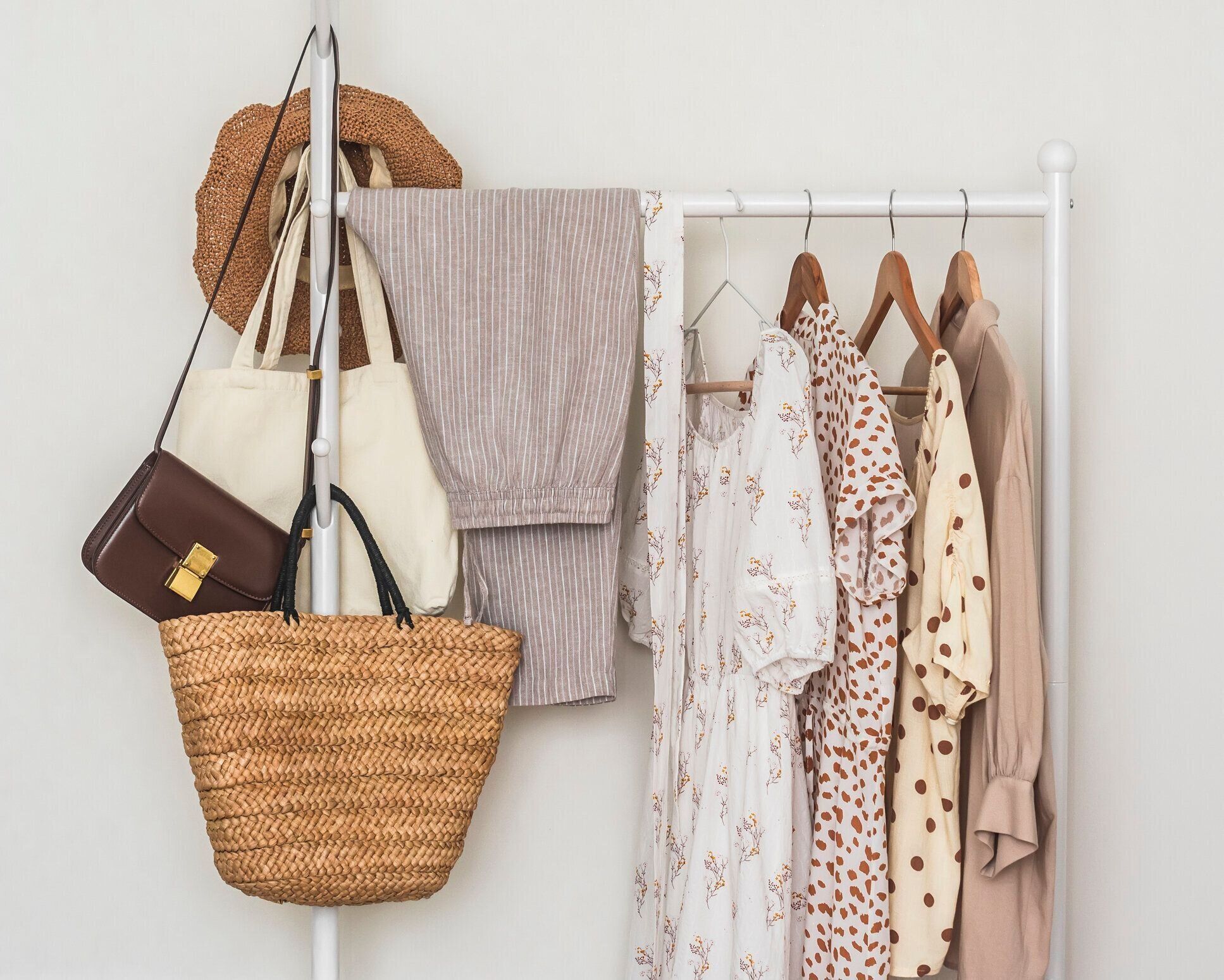 ハンガーの上を歩くための春夏の婦人服。天然素材のブラウス、ドレス、ズボン、バッグ