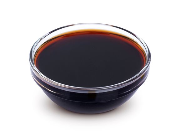 醤油は、白い背景で隔離