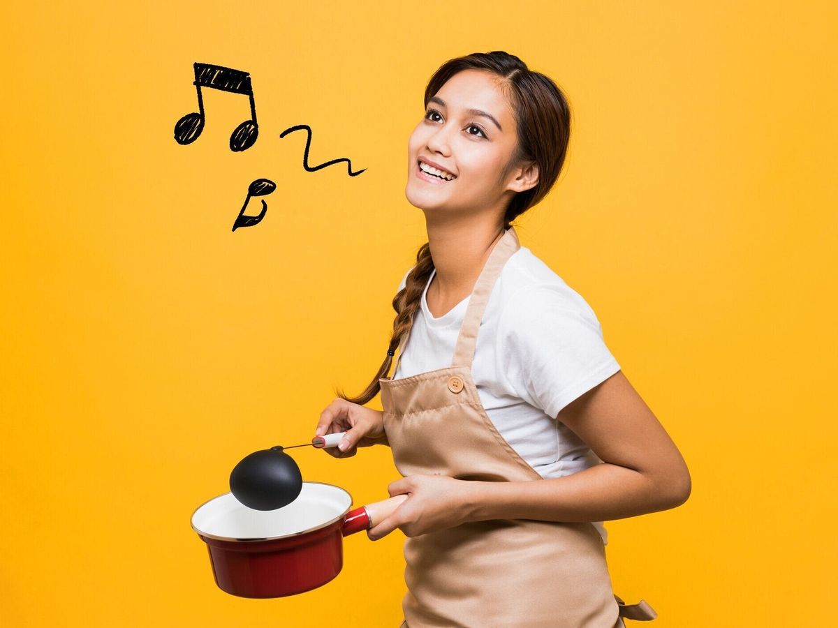 鍋とお玉を保持している若い女性。