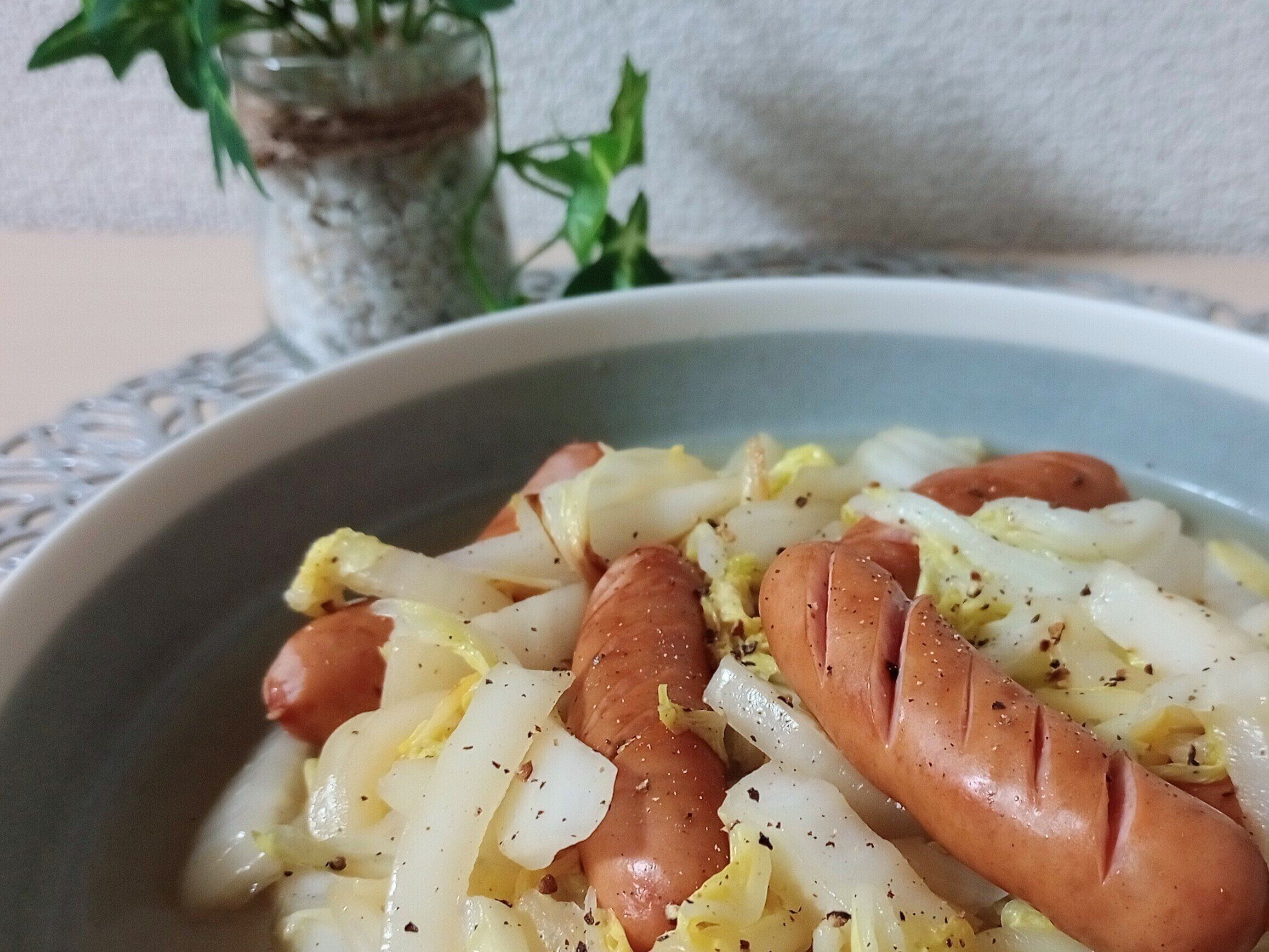 白菜とソーセージの料理