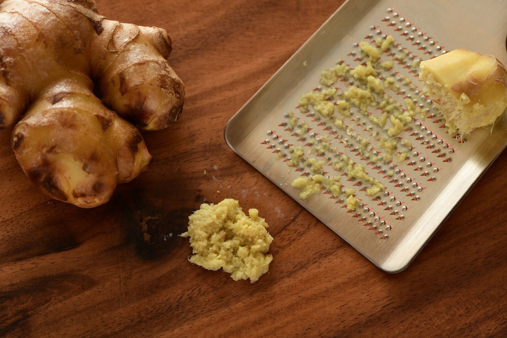 木製のボードに新鮮なすりおろした生姜。