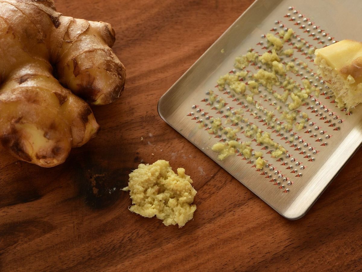 木製のボードに新鮮なすりおろした生姜。