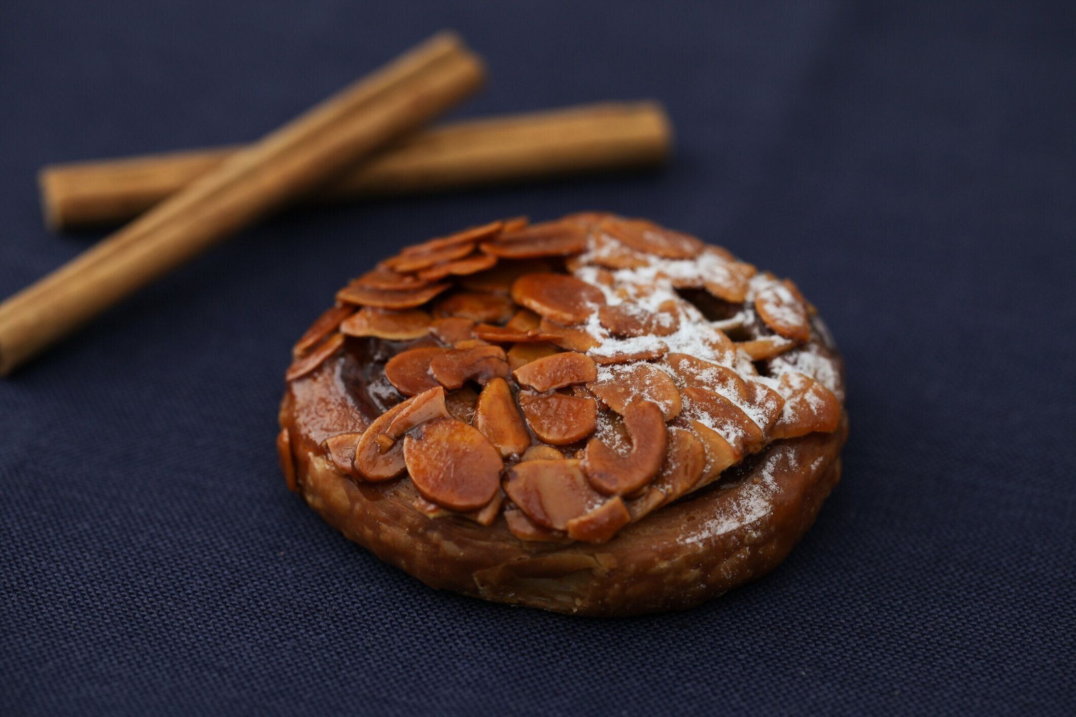 テーブル クロスに分離されたフィレンツェ甘いアーモンド パイ